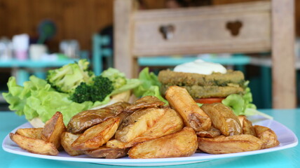 Hamburguesas vegetarianas de espinaca con papas fritas, Vegetarian spinach burgers with fries