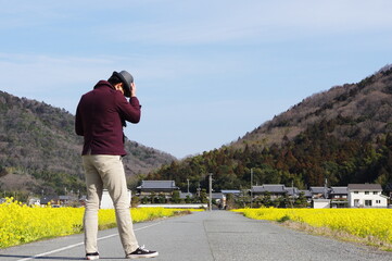 田舎道を行く紳士