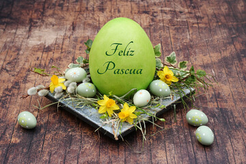 Tarjeta de felicitación Felices Pascuas: Cesta de Pascua con huevos de Pascua verdes y un huevo de Pascua etiquetado.