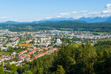 Blick vom Dobratsch auf Villach in Kärnten in Österreich	