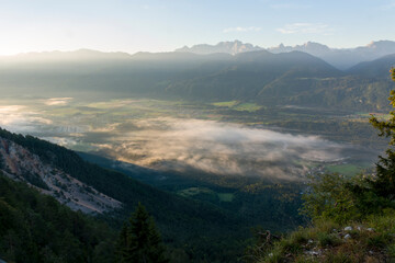 Blick vom Dobratsch in Kärnten in Österreich am Morgen im Herbst	
