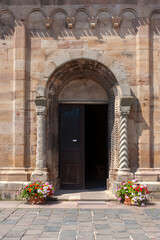 Fototapeta na wymiar Eingangsportal der Kirche Sankt Peter und Paul in Rosheim. Departement Bas-Rhin in der Region Elsass in Frankreich