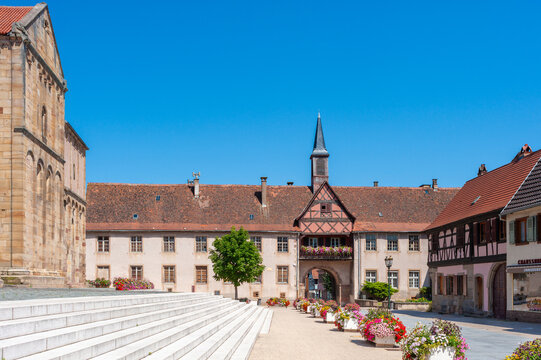 Fachwerkensemble mit dem historischen Tour de l'Ecole in Rosheim. Departement Bas-Rhin in der Region Elsass in Frankreich