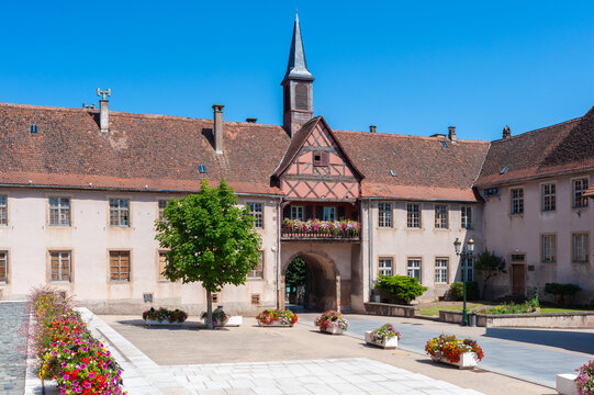 Fachwerkensemble mit dem historischen Tour de l'Ecole in Rosheim. Departement Bas-Rhin in der Region Elsass in Frankreich