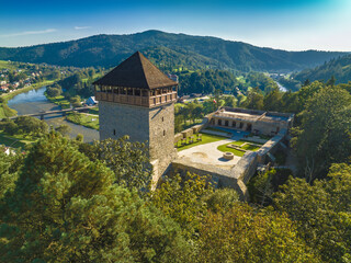 Wzgórze zamkowe Baszta w Muszynie i zamek po renowacji jesienią. Widok z góry. © rogozinski