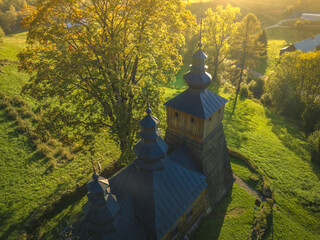 Lot nad cerkwią w Dubnem jesienią. Widok z góry i na okolicę.