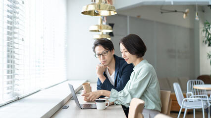 カフェでミーティングするビジネスパーソン