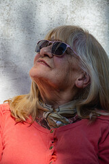 mujer mayor observando el cielo soleado 