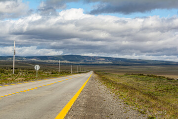ruta recta con montañas de fondo 