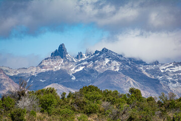 montañas sobresaliendo por encima del bosque 