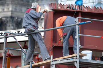 Schweißer und Maler bei der Arbeit