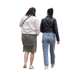 Deux amies photographiées de dos qui se promènent en discutant, l'une porte un jean et l'autre...