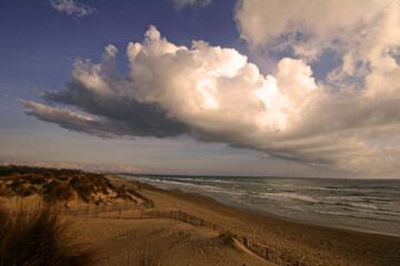 Plage du petit travers à proximité de Montpellier La Grande Motte Carnon, dunes et Méditerranée, plage déserte, nature, grands espaces , nuages 