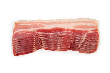 Geschnittener Speck auf weißem Hintergrund angeordnet
