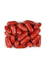 Mini-Kabanossi scharf auf weißem Hintergrund angeordnet