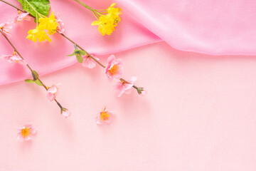 桃と菜の花のひな祭りイメージのピンク背景