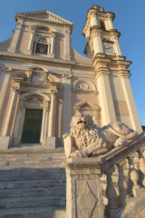 Fototapeta na wymiar The Basilica of Santo Stefano in Lavagna is a masterpiece of marble, balustrades, stairways, churchyards and lions among the colorful gloomy houses of Piazza Marconi 