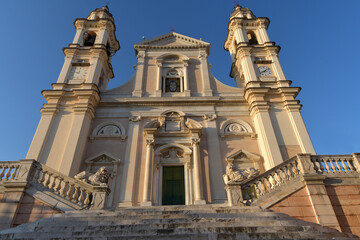 Fototapeta na wymiar The Basilica of Santo Stefano in Lavagna is a masterpiece of marble, balustrades, stairways, churchyards and lions among the colorful gloomy houses of Piazza Marconi 