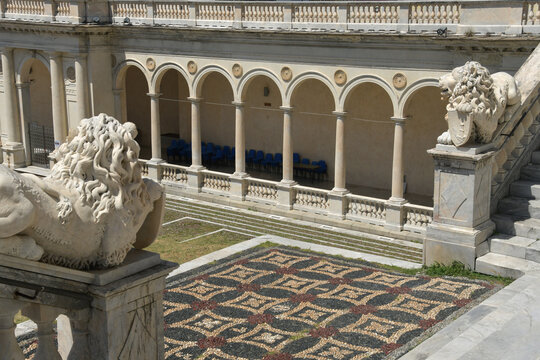 The Basilica of Santo Stefano in Lavagna is a masterpiece of marble, balustrades, stairways, churchyards and lions among the colorful gloomy houses of Piazza Marconi
