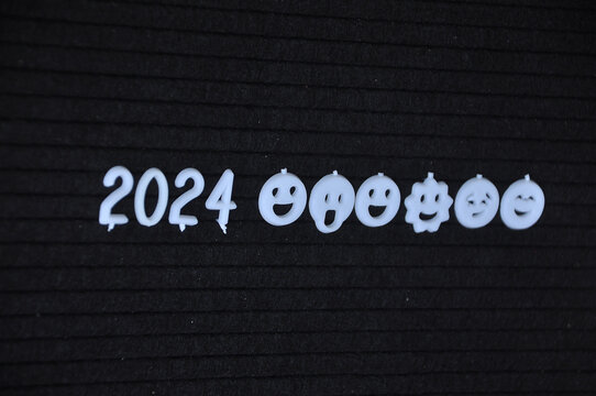 2024, lousa escolar com numeros 2024 e emogis felizes 