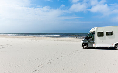 Camper an einem Strand am Meer