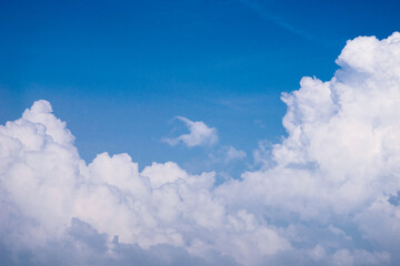 푸른 하늘에 뭉게 뭉게 피어오르는 구름