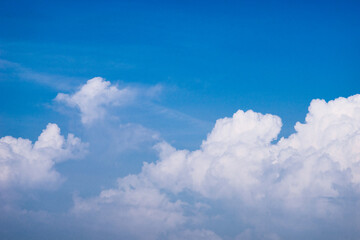 Naklejka na ściany i meble 푸른 하늘 위에 뭉게뭉게 피어 오르는 구름