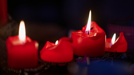 Angezündete und fast abgebrannte brennende dicke rote Kerzen