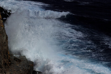 Fototapeta na wymiar Wave splash on the cliff 