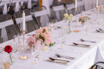 Wedding table with pink flowers