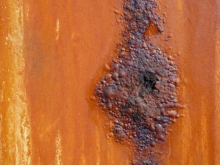 Metallene Oberfläche mit einem orangenen Anstrich, der altersbedingt rostet - 702926978