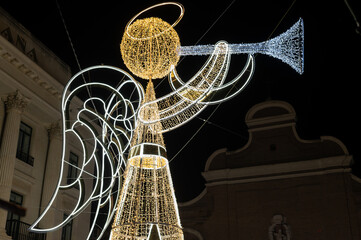 Iluminación navideña de un angel tocando la trompeta en una plaza de Guadalajara, España.