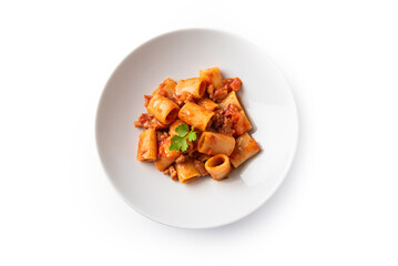 Piatto di rigatoni al sugo di salsiccia visto dall'alto e isolato su fondo bianco, pasta italiana,...