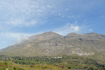 Gorges du mont Kédros et vallée à Krya Vrysi près de Spili en Crète
