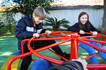crianças sorridentes alegre brincadeira em roda no parque 