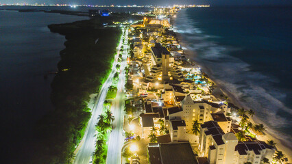 Zona Hoteleira de Cancun no méxico captada do alto por um drone a noite
