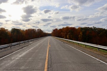Fototapeta premium The empty road on a cloudy autumn day.