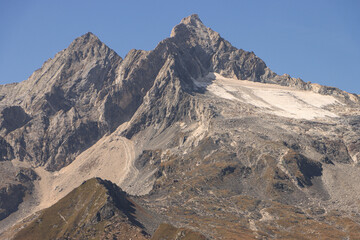 Alpengipfel im Klimawandel; Blick vom Lago Pirola auf Cima di Rosso (3365) und Cima di Vazzeda...