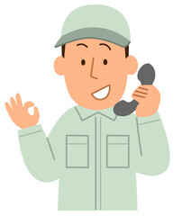 電話する作業員の男性1