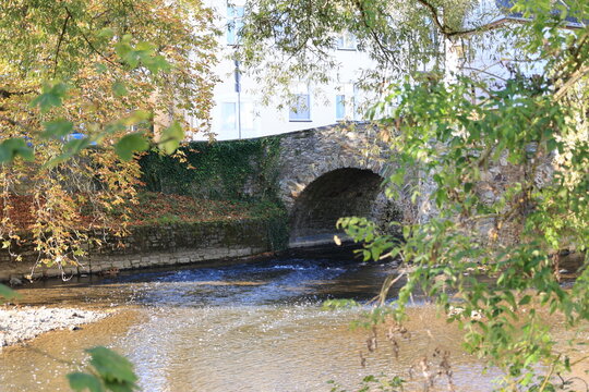 Historische Br&uuml;cke &uuml;ber den Elbbach im Zentrum der Stadt Hadamar	