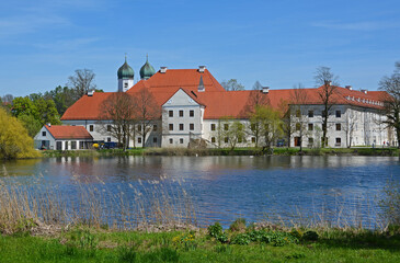 Obraz premium Ehemaliges Benediktinerkloster Seeon in Seeon-Seebruck im oberbayerischen Landkreis Traunstein, Deutschland