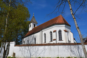 Fototapeta na wymiar Kirche St. Walburgis beim Kloster Seeon in Seeon-Seebruck, Bayern