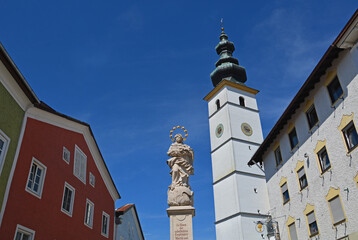 Waging am See mit Pfarrkirche St. Martin und Marienbrunnen, Bayern, Deutschland