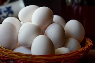 Huevo blanco de gallina en una canasta