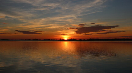 Fototapeta na wymiar sunset on the lake with clouds