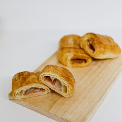 Napolitana de jamón y queso abierta por la mitad 