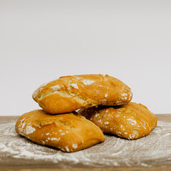 Hogazas de pan sobre mesa de madera y fondo blanco. fotografía de producto 