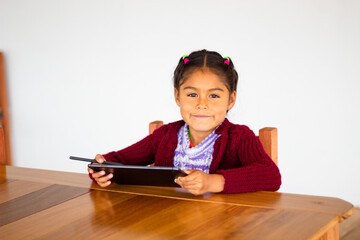 Una niña campesina en el aula conectada en Tablet, educación rural, estilo de vida