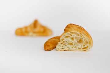 Mini croissant cortado por la mitad. Fotografía de producto de panadería y pastelería 