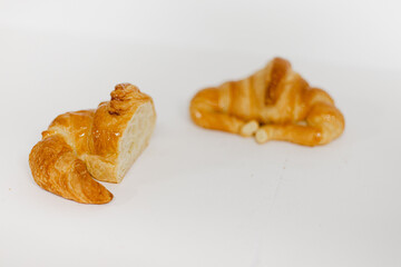 Mini croissant cortado por la mitad. Fotografía de producto de panadería y pastelería 